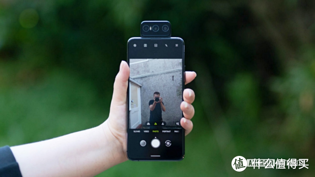 外媒提出对华硕 ZenFone 8 的『 六大期待 』 希望延续翻转镜头模块、期盼能加入无线充电