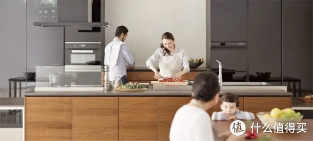 日本一体化智能厨房设计，有钱人家做饭，也太舒服了吧！