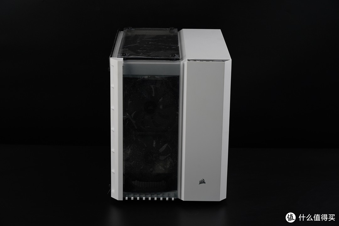 Crystal 280X机箱是海盗船2018年推出的MATX平台机箱，同时兼容ITX平台。机箱采用左右分仓设计，左边主要硬件区域采用三面钢化玻璃环绕，玻璃厚度可达3.95MM，可以更好的展现装机效果以及靓丽的灯效，此次选用的是Crystal 280X白色RGB版本。