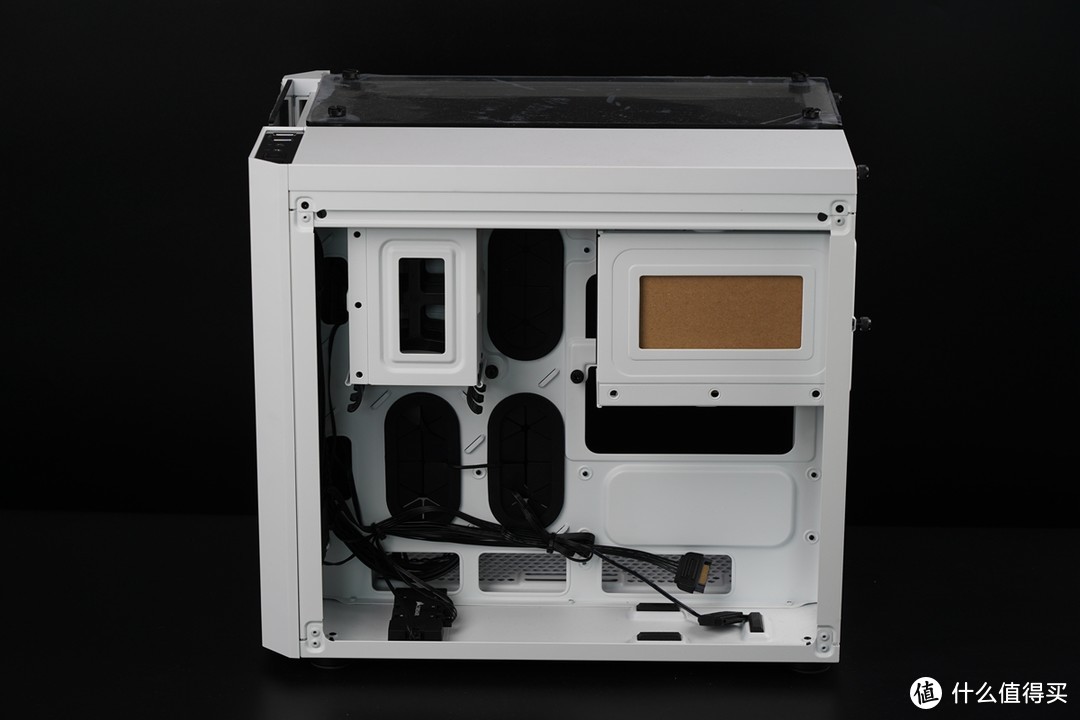 机箱背部，支持2个3.5寸、3个2.5硬盘安装，底部电源位侧置。