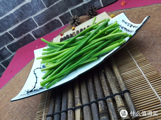 早餐没胃口，试试这道小凉菜，蒜薹这样一撕一拌爽口很下饭