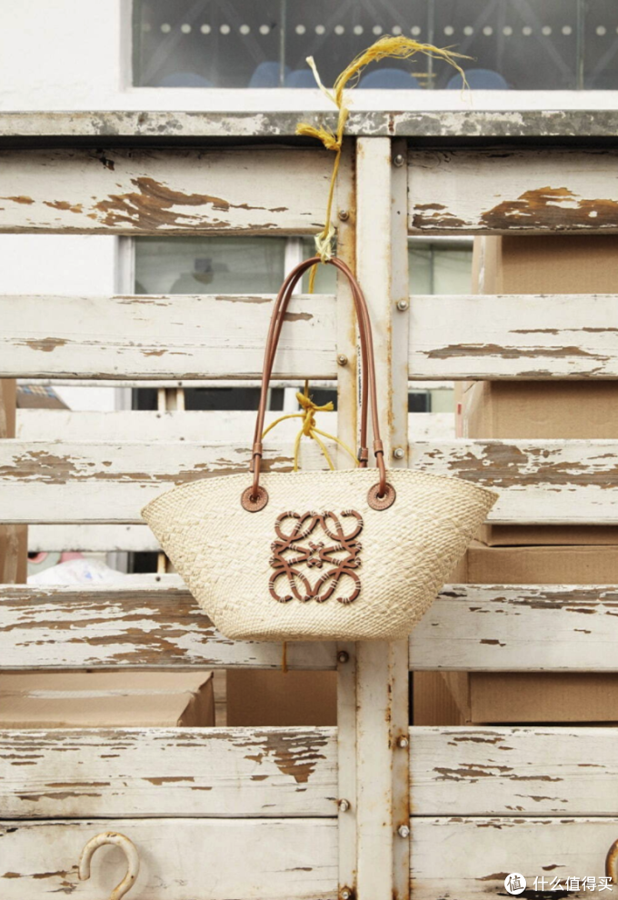 草编包大佬LOEWE又来抢钱了,西瓜、菠萝包有点上头!