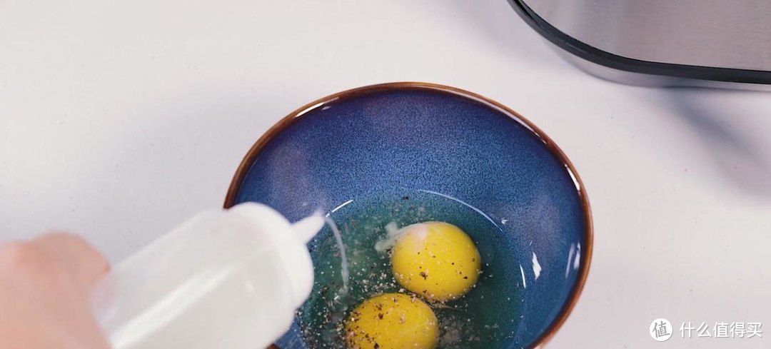 蛋包煎饺，鸡蛋吃起来嫩，煎饺吸收了鸡蛋的味道，棒！