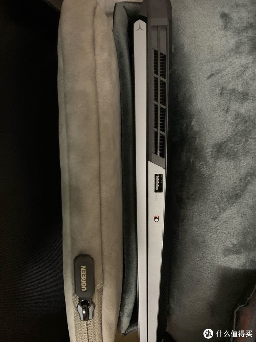 平板位：MacBook air 电脑位：拯救者R9000P