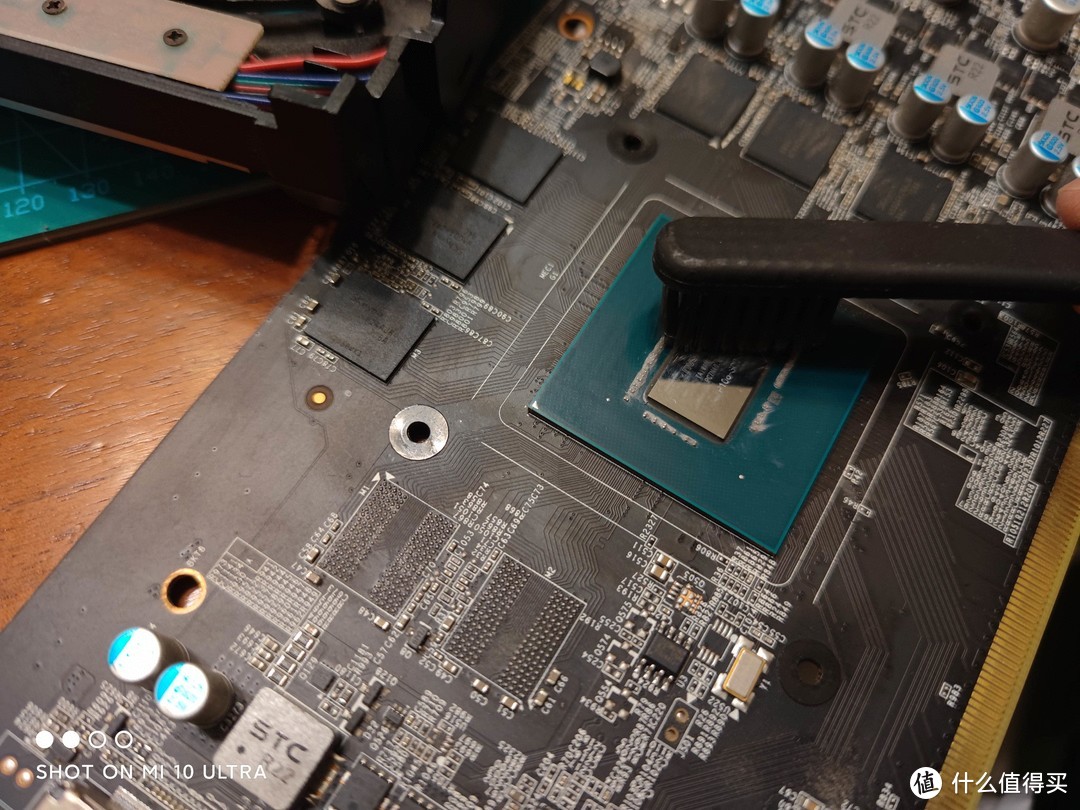 GPU旁边小元器件上面的硅脂残留，可以用软头防静电刷处理掉，下手轻点基本不会有问题