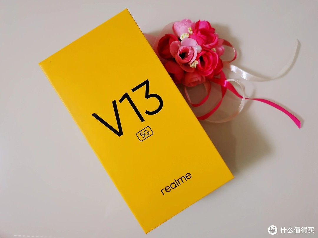 成人世界我都要，5G、续航、轻薄都不误，realme V13上手体验