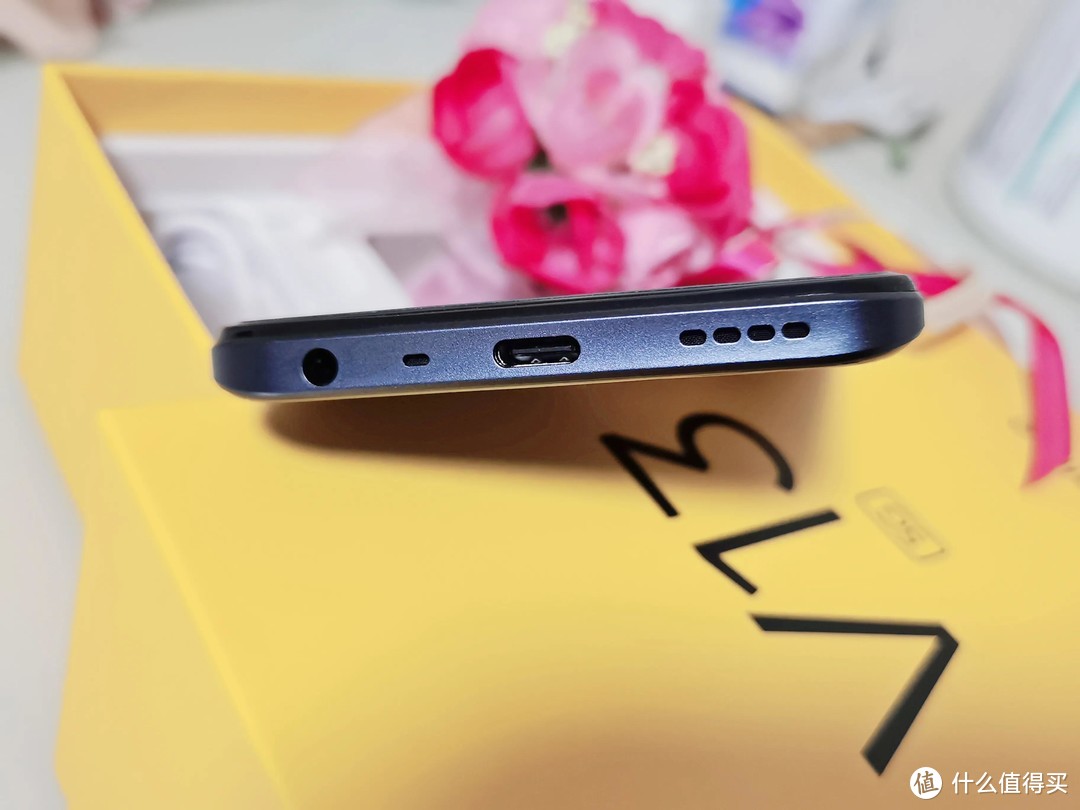 成人世界我都要，5G、续航、轻薄都不误，realme V13上手体验