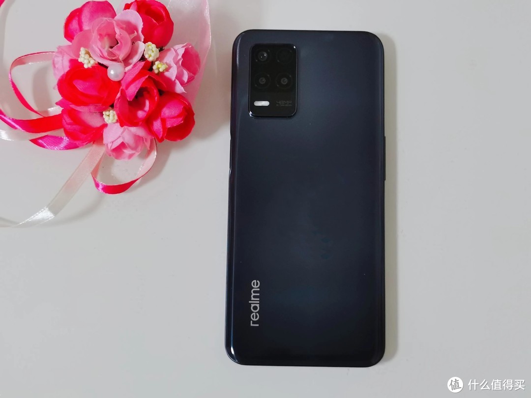 成人世界我都要，5G、续航、轻薄都不误，realme V13上手体验