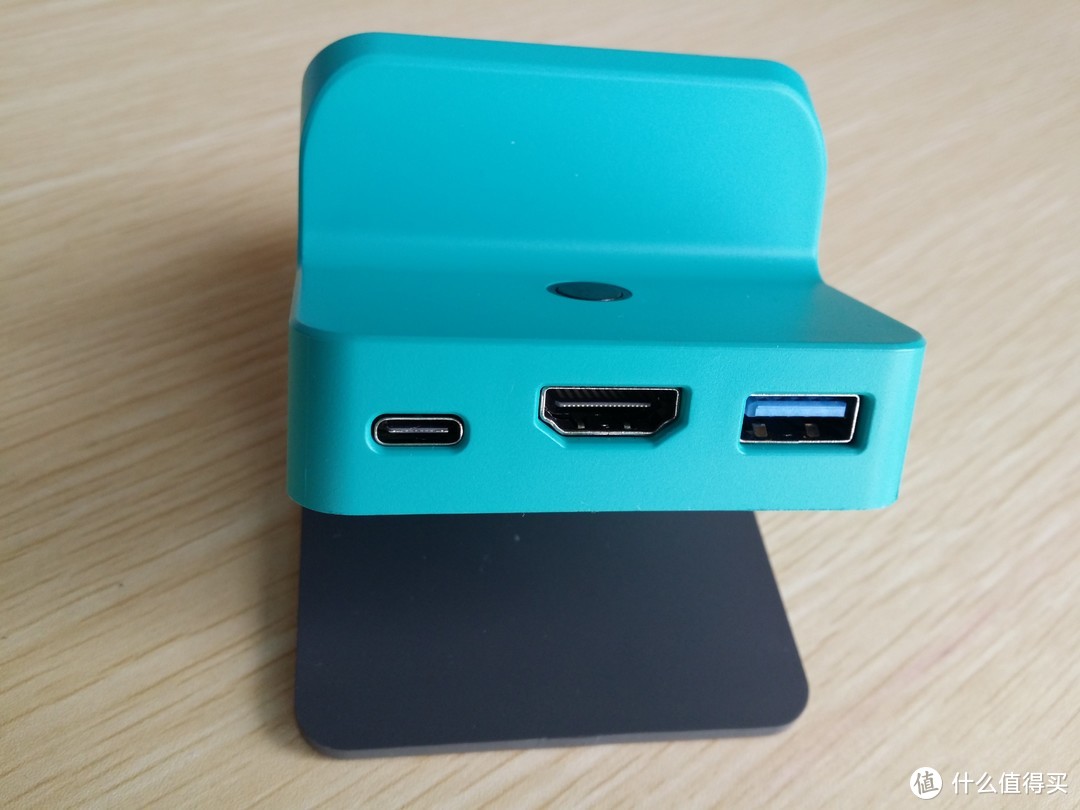 翘臀部分接口，usb3.0、HDMI、type-c