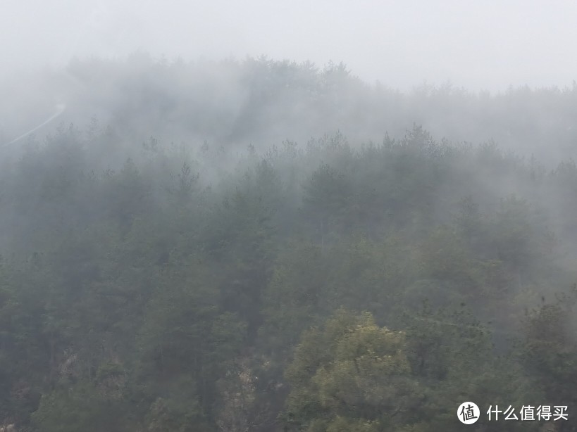 山区的树因为下雨也看不清楚