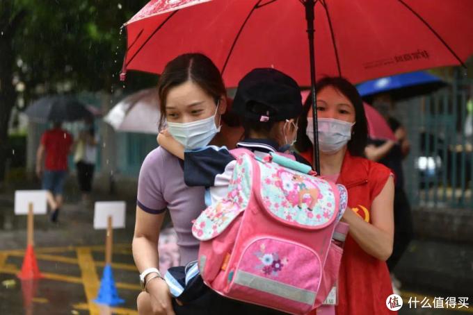 盘点那些萌娃上学路上遮风挡雨的装备