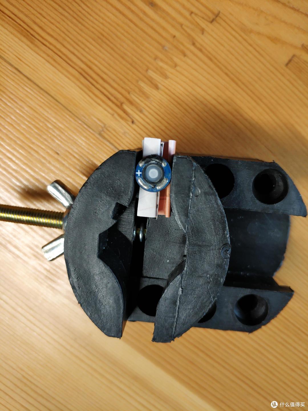 把要换的单元用塑料夹具夹住,也可以用其它固定方法,之所以固定单元就