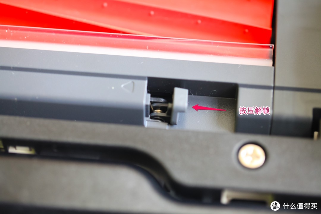 滚刷盖板解锁按钮，左右各一个，采用了金属弹簧卡紧，强于普通的塑料弹簧，不会因为老化断裂