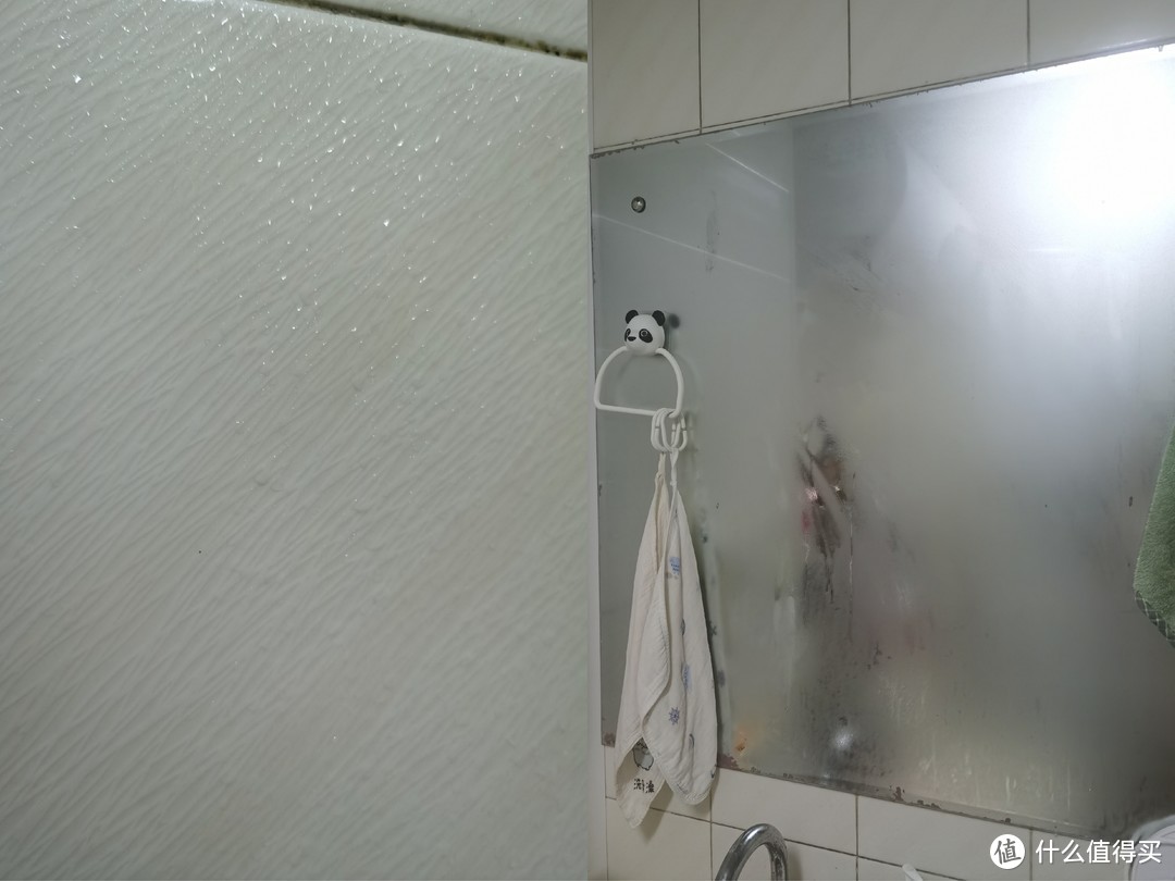 每次洗澡后卫生间的墙面和镜子全都是水珠
