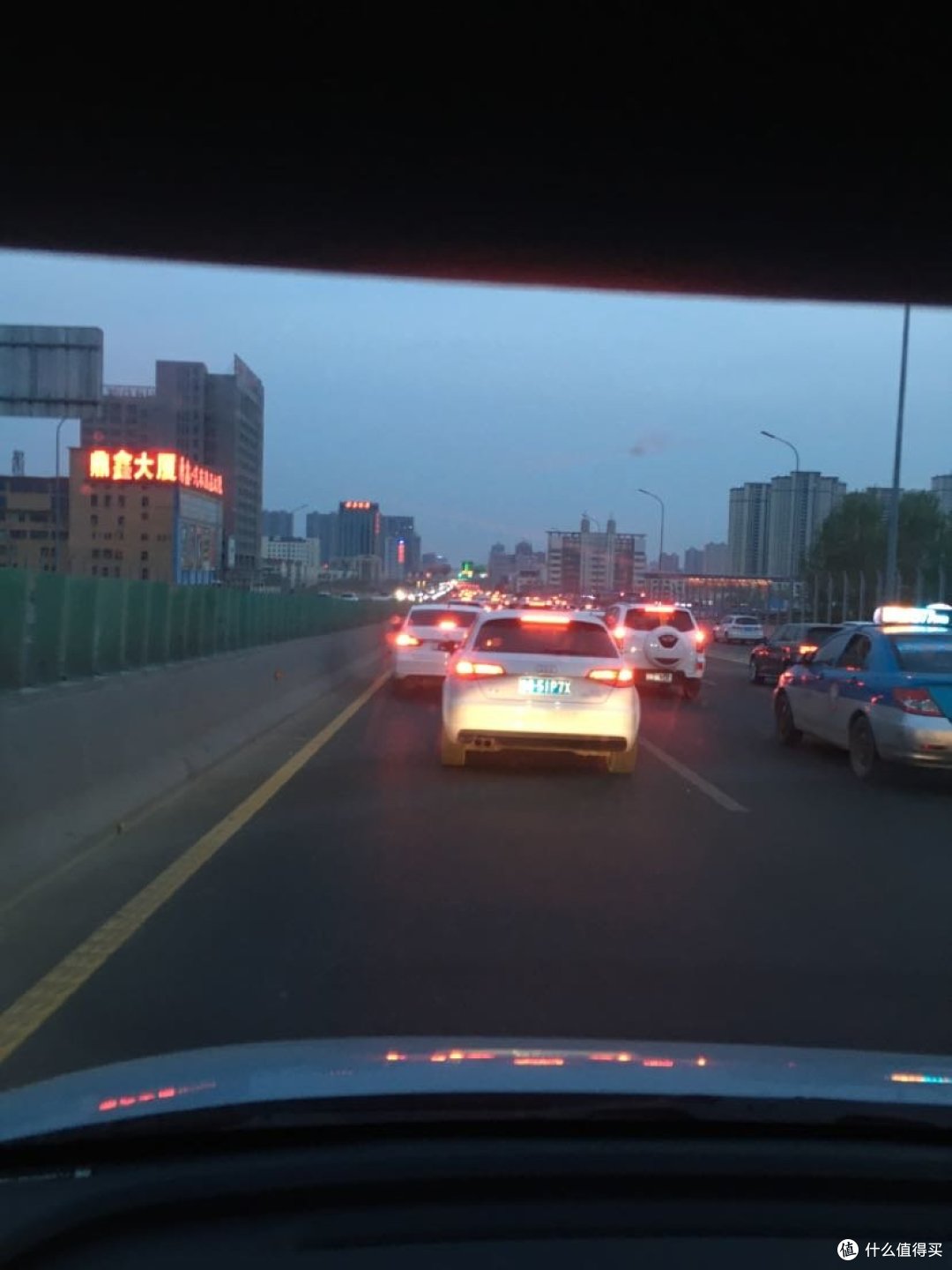 又有点狂喜,咱终于真正可以以小汽车驾驶员的视角来体验正宗的堵车了