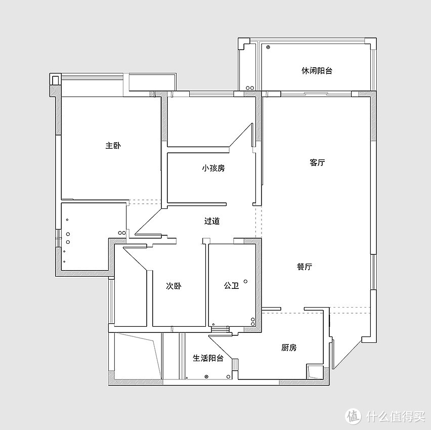 她把三居室改成两居室，把主卧室做成一个大套间，舒适不止一点点