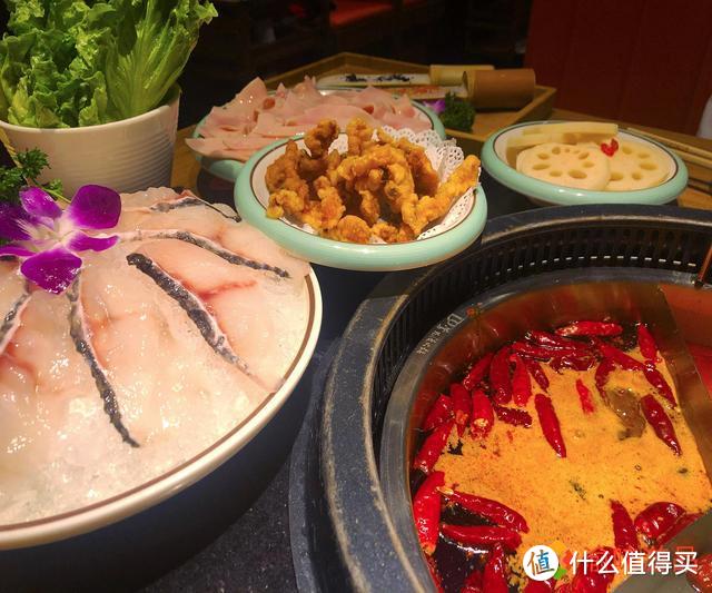 探店：重庆商圈里的牛油火锅，服务与海底捞媲美，味道很“巴适”