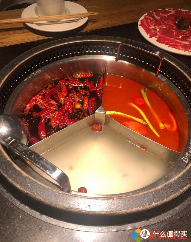 探店：重庆商圈里的牛油火锅，服务与海底捞媲美，味道很“巴适”
