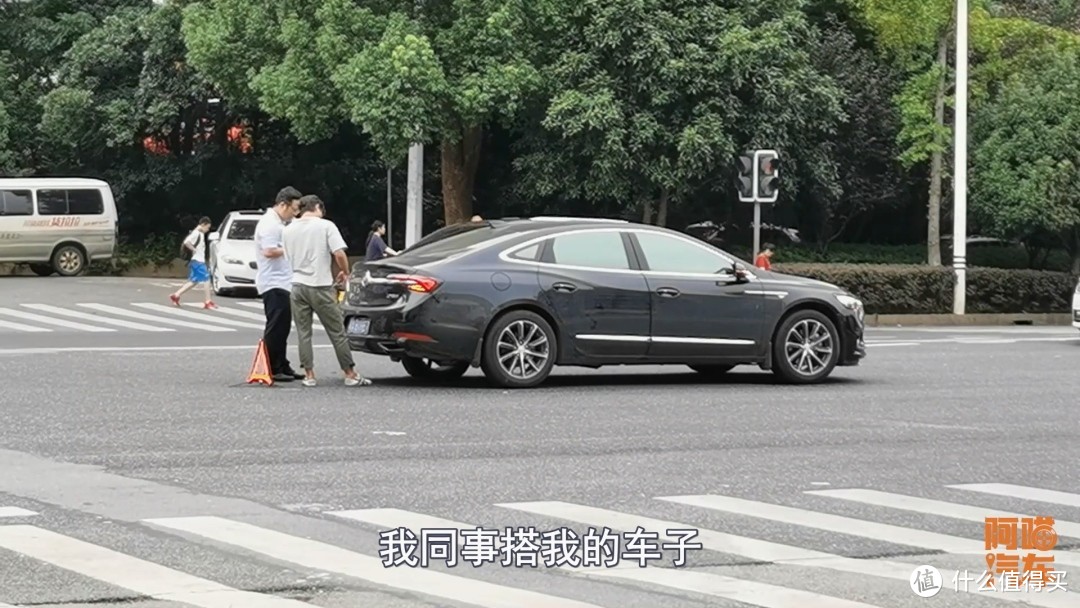 同事免费搭车，出车祸受伤了要不要赔偿？一次给你讲清楚