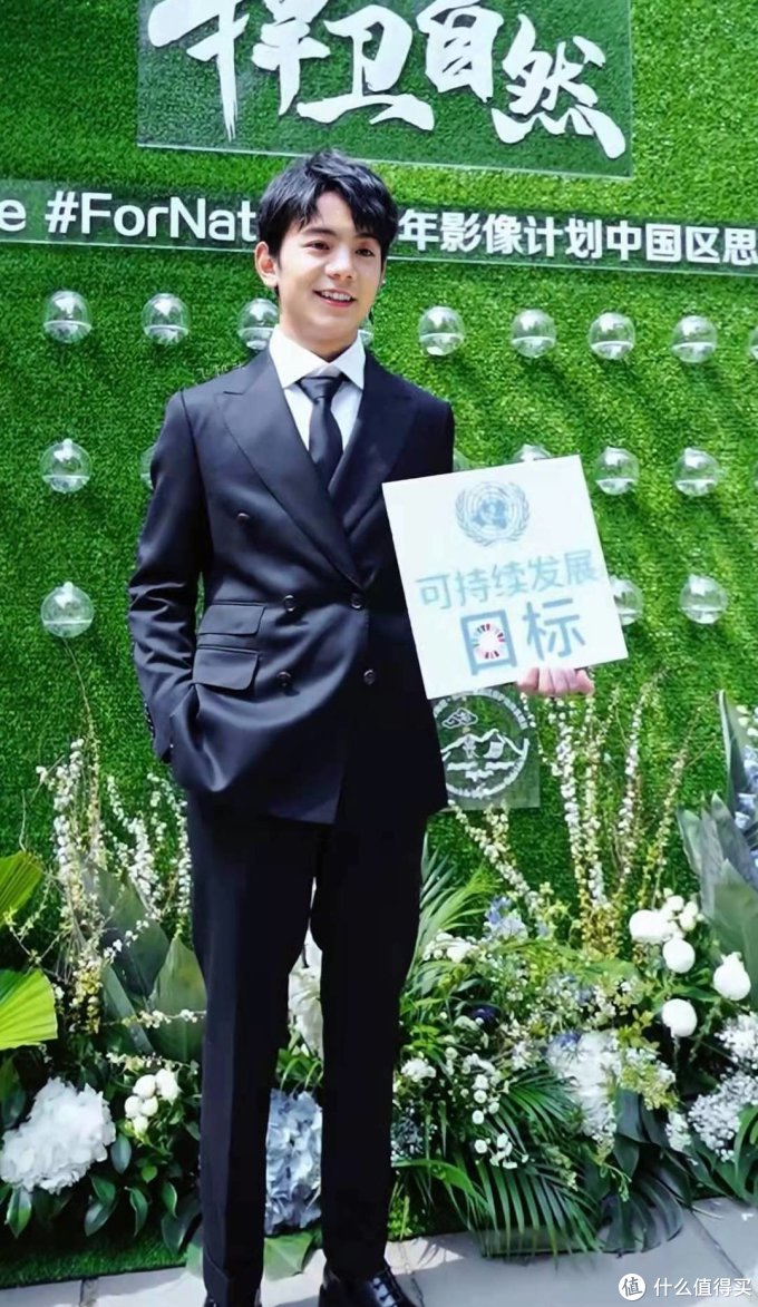 丁真戴耳环穿西装,参加联合国演讲不怯场!附西装选购干货