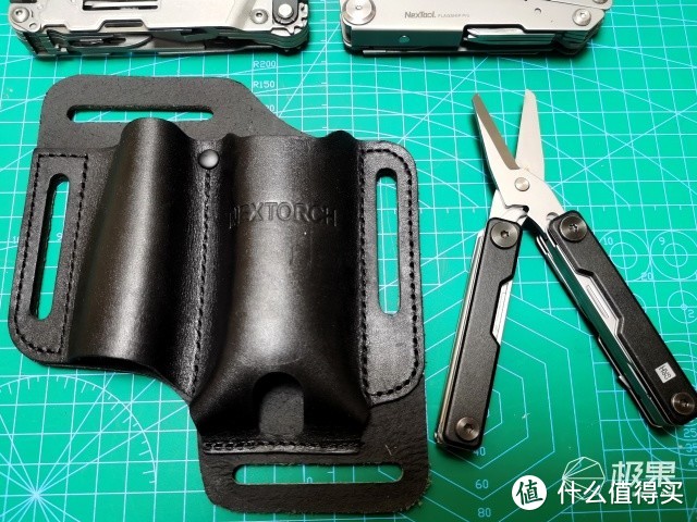       右仓实际体验中，仍以装载工具钳及“切割”类（和谐）工具为主，也可将背夹卡与套外，固定更稳，但由于皮质相对较软，长期夹持容易形成压痕（心痛的赶脚……）