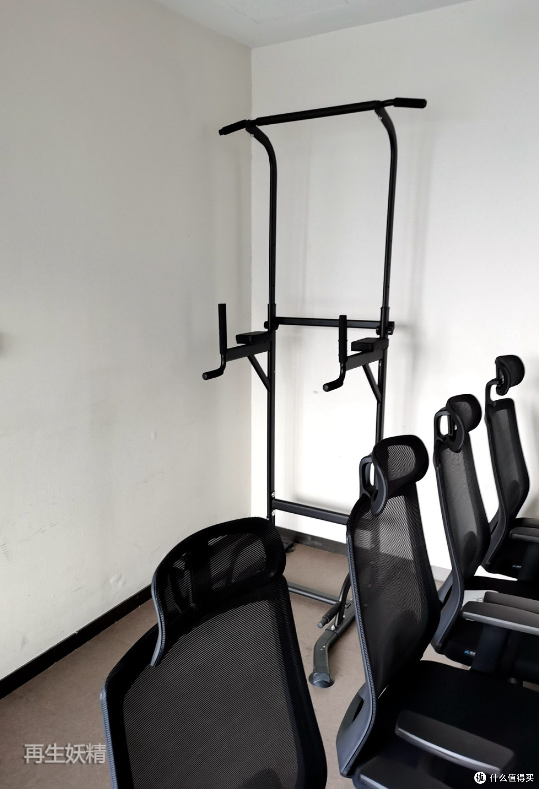 办公室一角新增落地单杠,公司里的自重训练区_运动器材_什么值得买