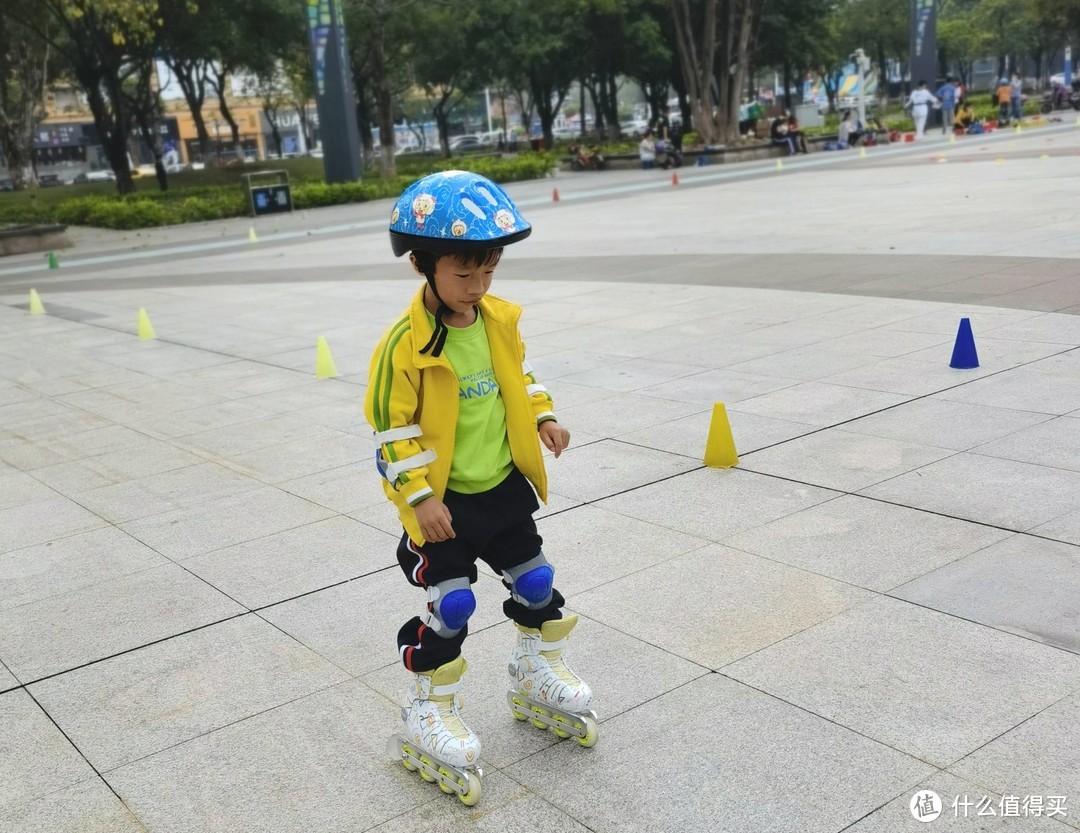 儿童轮滑鞋竞滑体验：小小少年，自信滑行