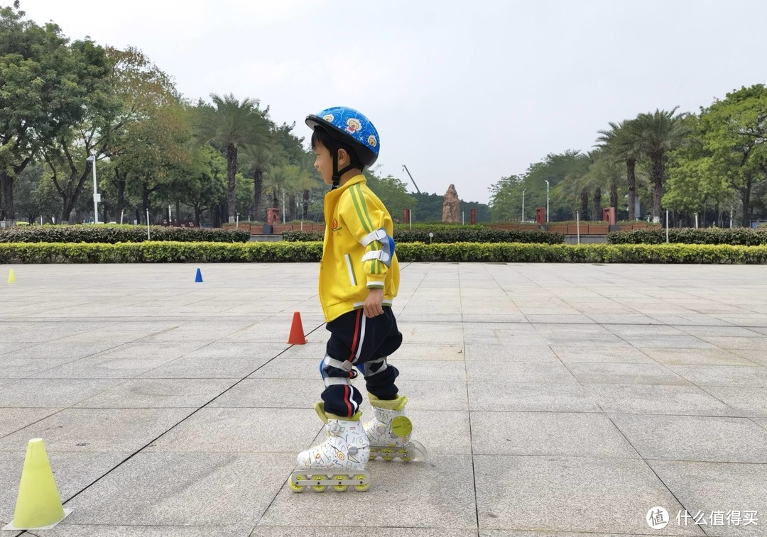 儿童轮滑鞋竞滑体验：小小少年，自信滑行