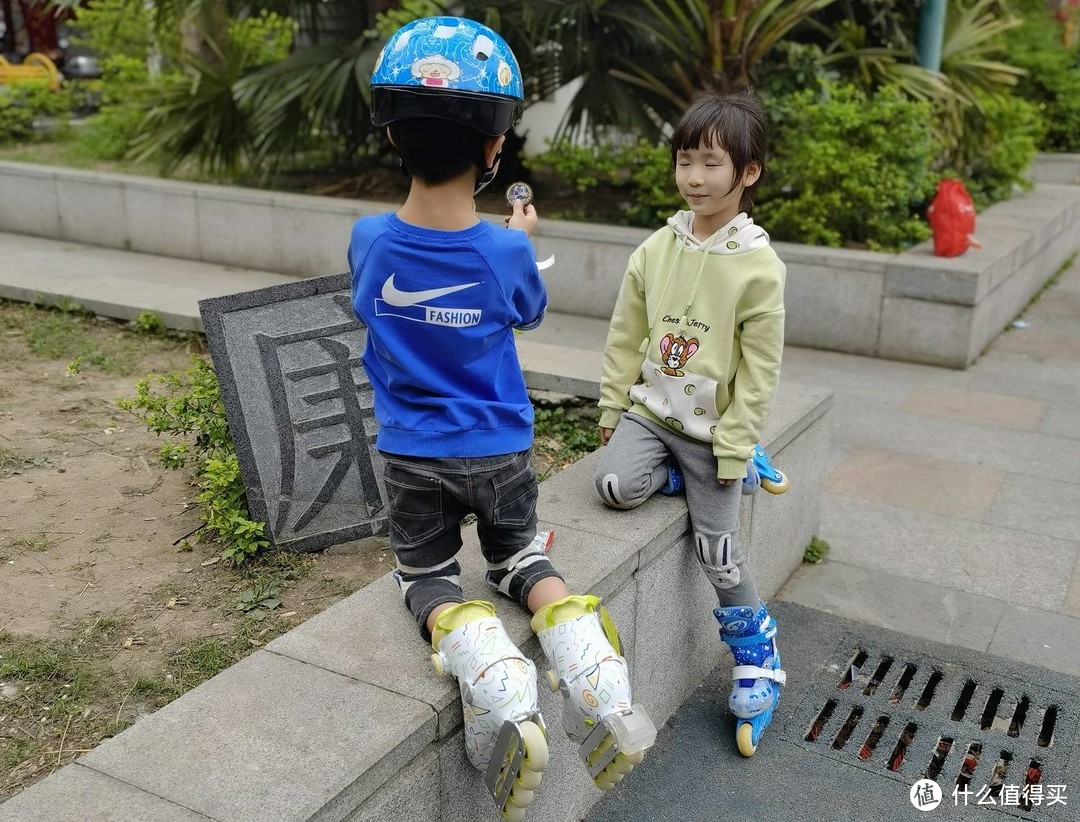 儿童轮滑鞋竞滑体验：小小少年，自信滑行