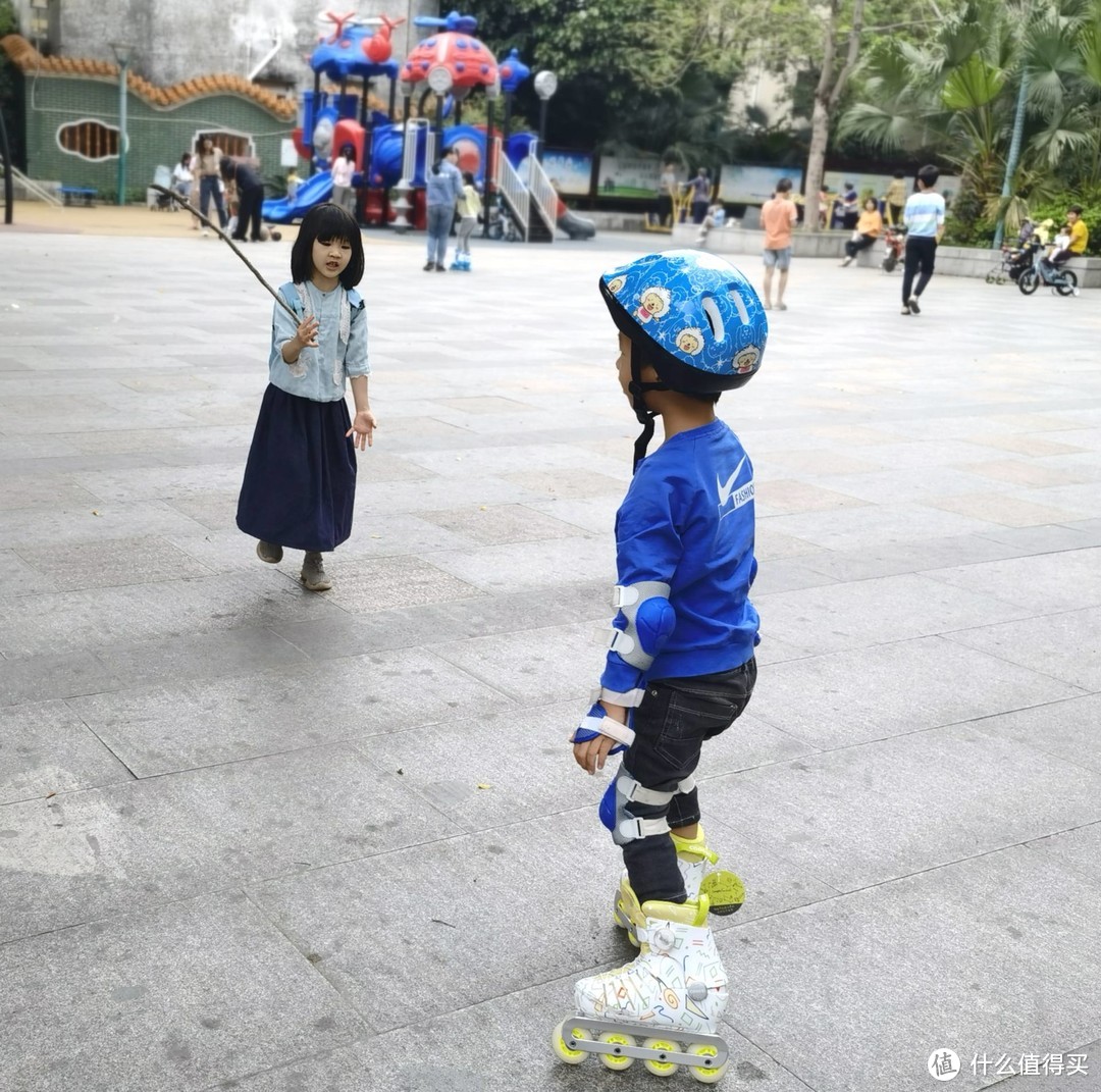 儿童轮滑鞋竞滑体验：小小少年，自信滑行