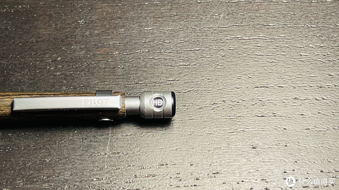 尾部的Knob Sheath具有铅芯标识功能，塑料镀金属膜