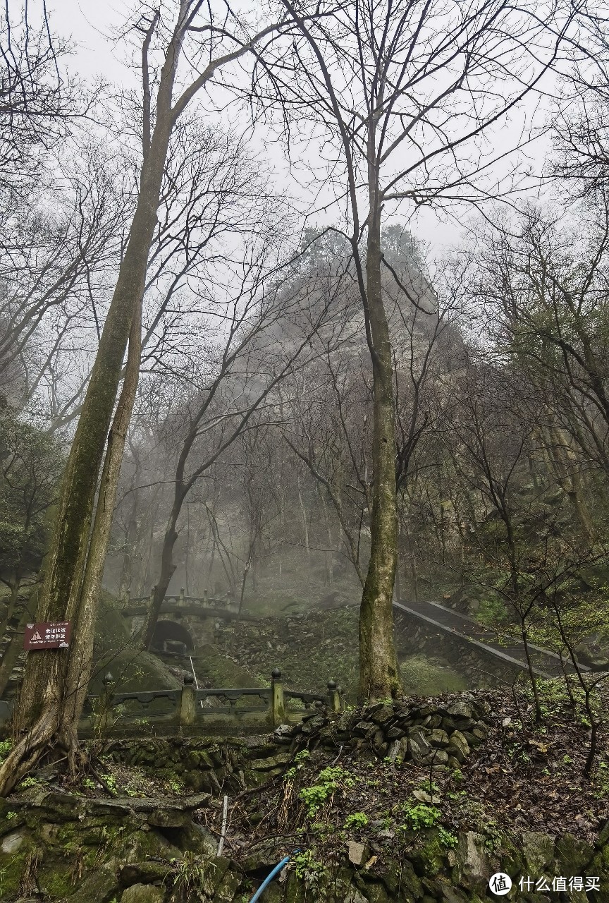 刚开始还可以看清山峰