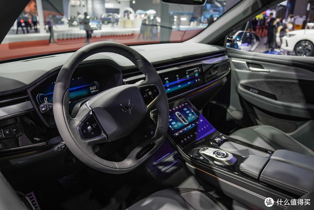 2021上海车展-华为 课代表：极狐全新车型阿尔法S HI版自动驾驶技术打的特斯满地找牙