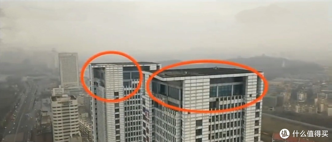 南京双子楼惊现2400㎡违建玻璃房，主人疑似小区业委会主任？