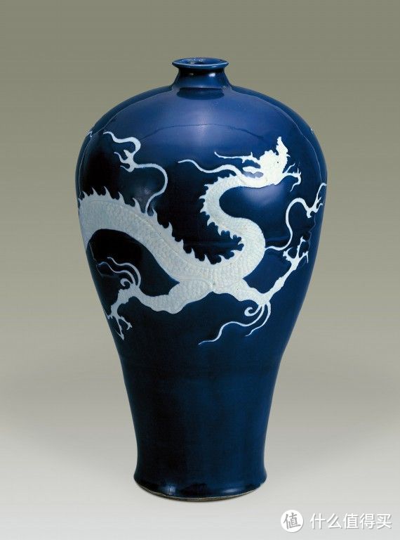 霁蓝釉白龙纹梅瓶（元），现馆藏于扬州博物馆。