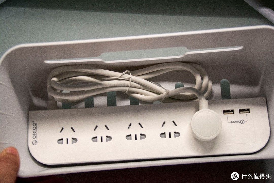 有了它可以让桌面不再凌乱，ORICO 智能USB收纳盒排插