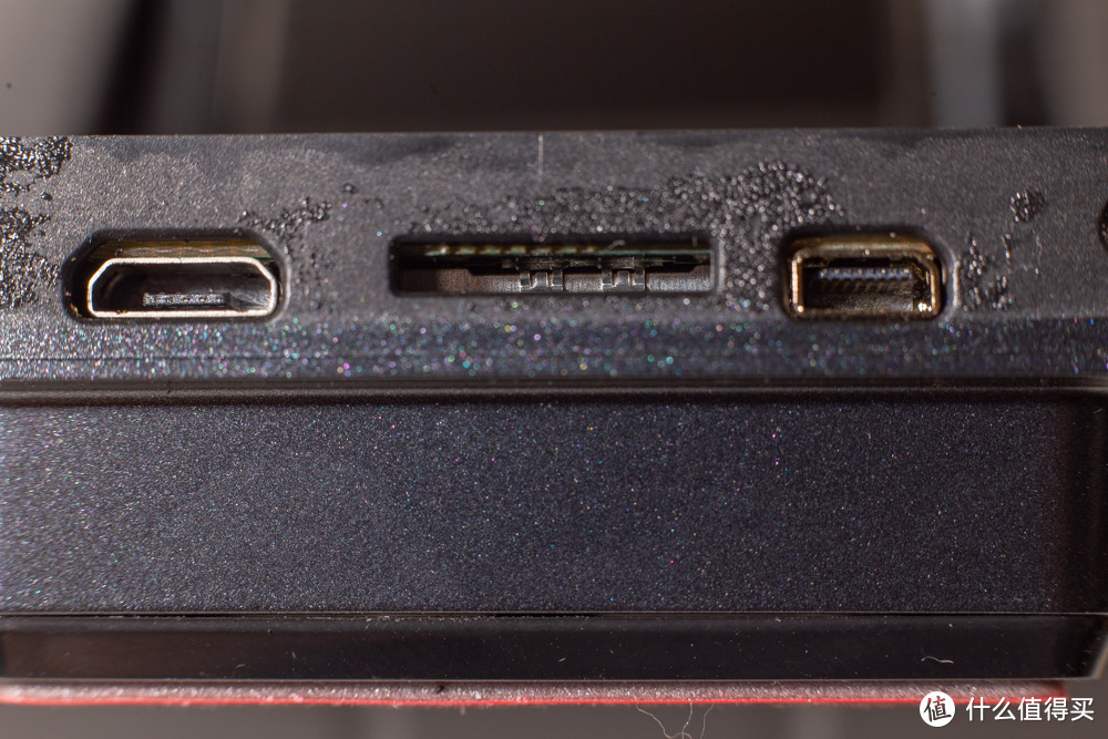 最左侧是供电用的MICRO USB口，中间应该是TF卡插槽，本机并不支持，模具通用你懂得，右侧不知道啥接口