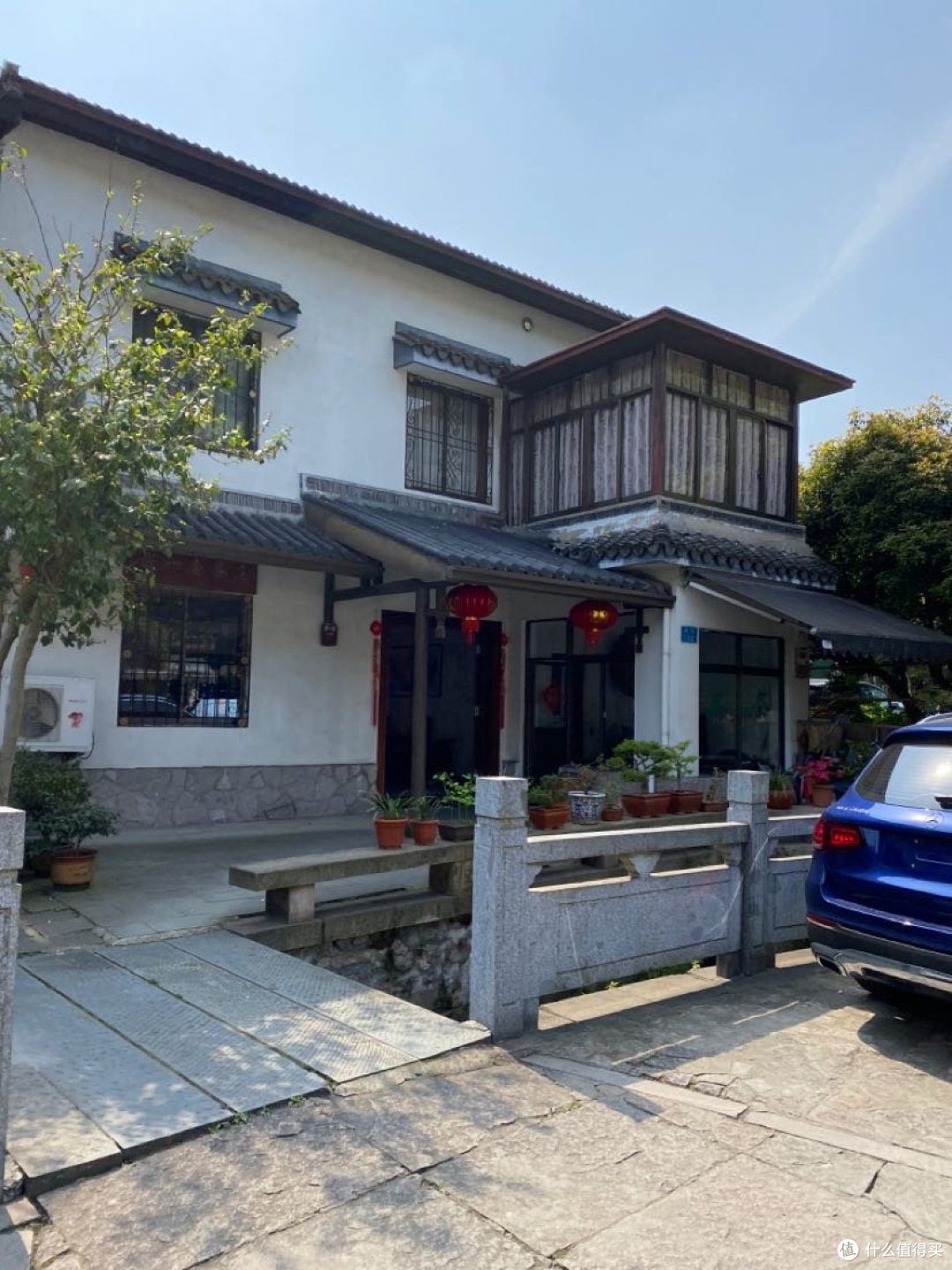 下图就是杭州龙井村里面,农民自己家里的别墅,生活在青山绿树环绕的