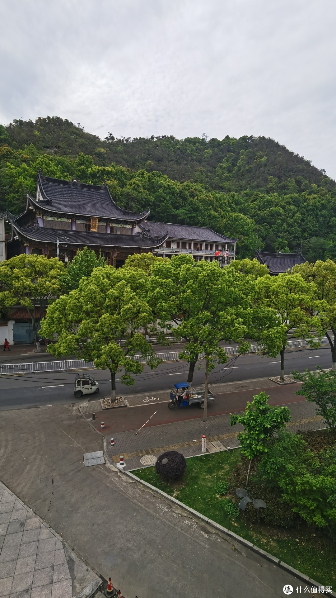 酒店旁边是大悲禅寺，自带安静、详和气息，带着一股子佛气。
