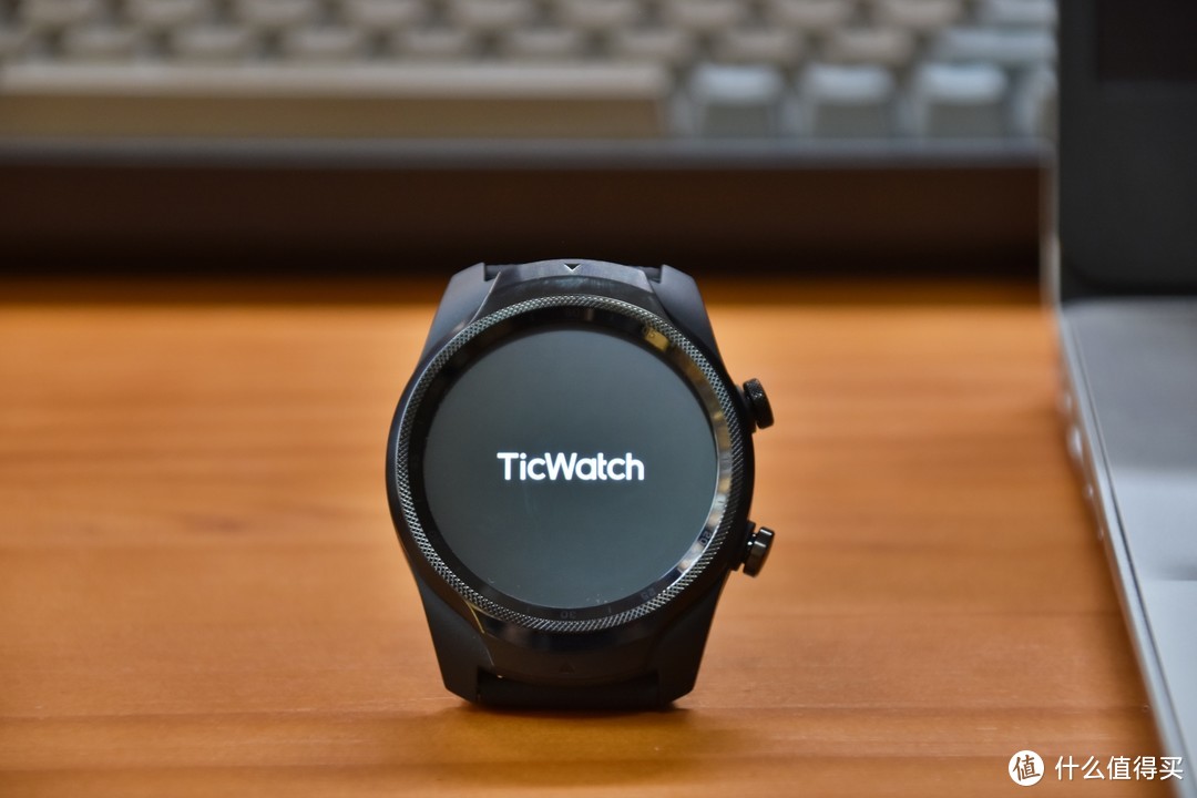 智能腕上终端，TicWatch Pro 智能手表，享受纯正的智能手表系统和优秀的智能语音助手