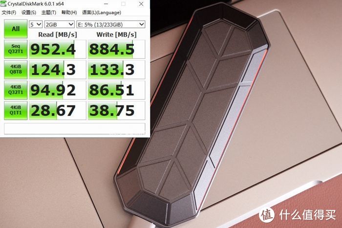 ORICO炫彩RGB M.2硬盘盒：光速看得见