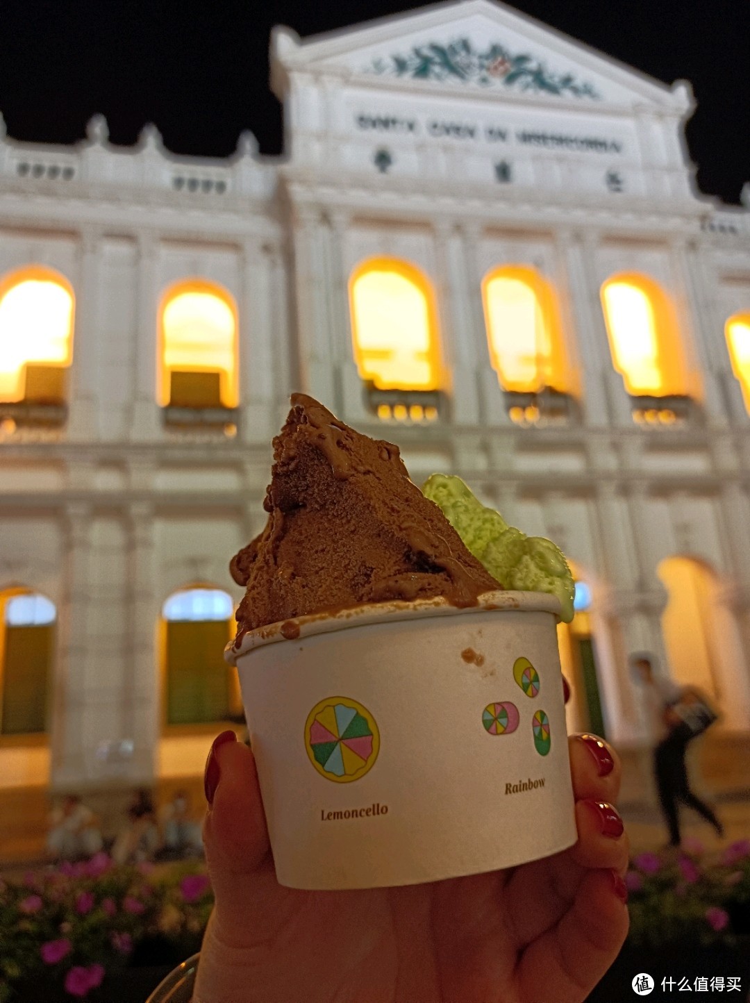 到议事厅前地广场吃到了柠檬车露，又是一家米其林推荐冰激凌。费列罗和柠檬口味是特色。
