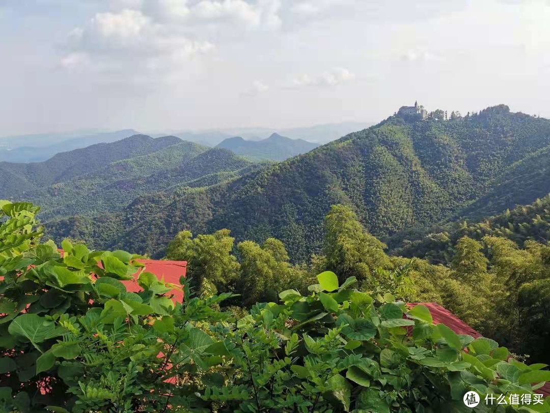 房间阳台望出去就是裸心堡