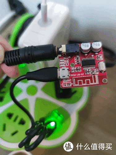 拿一条买随身风扇送的microUSB插上自带USB口的插座