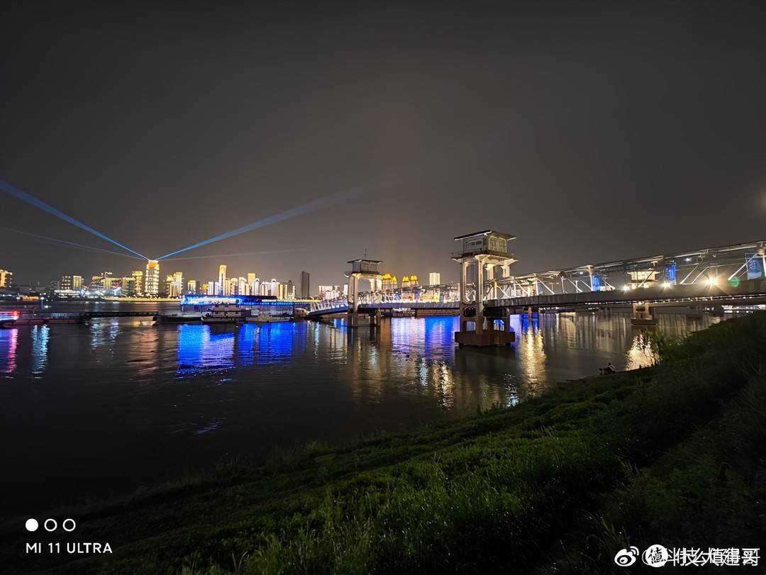 小米11 Ultra夜景拍摄实测：夜游武汉江滩，第一次喝茶颜悦色