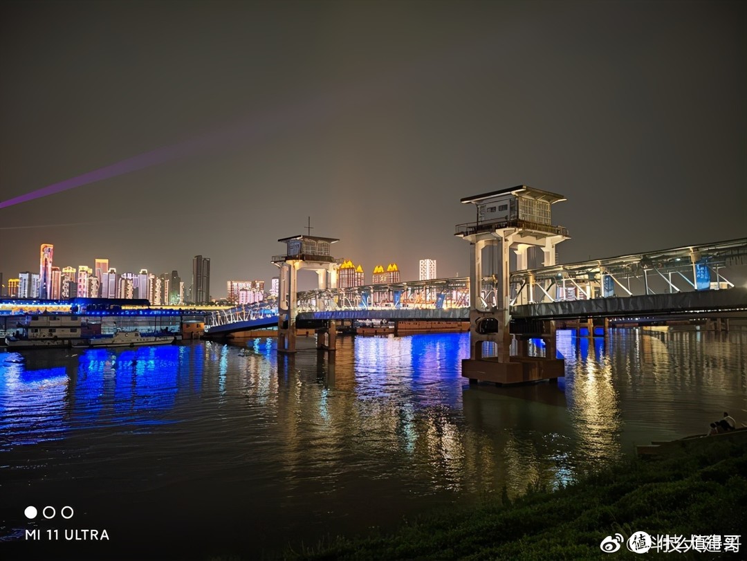 小米11 Ultra夜景拍摄实测：夜游武汉江滩，第一次喝茶颜悦色