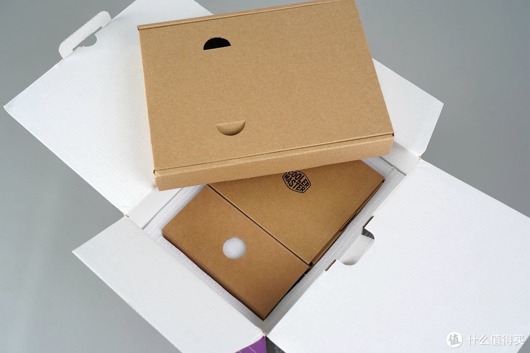 打开包装盒，附件、风扇、散热器本体都由牛皮纸盒单独包装，盒内四面还有减震泡沫加以保护。