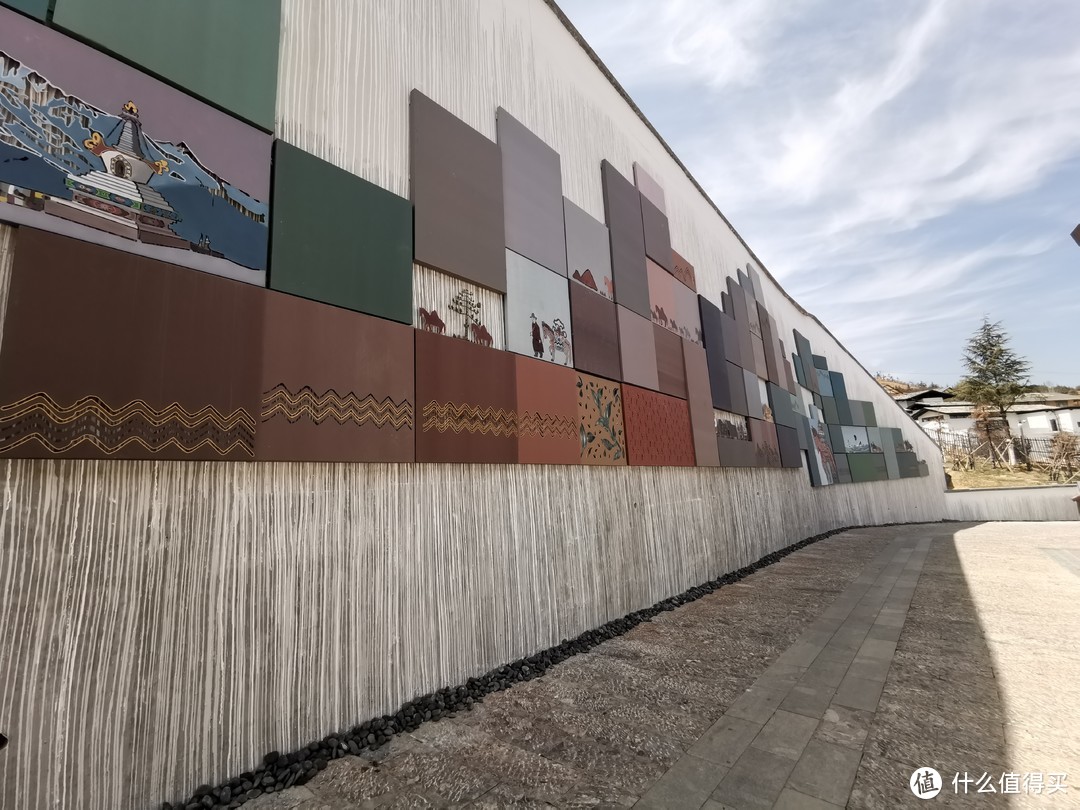 在3栋的外墙上有一排以茶马古道为主题的壁画