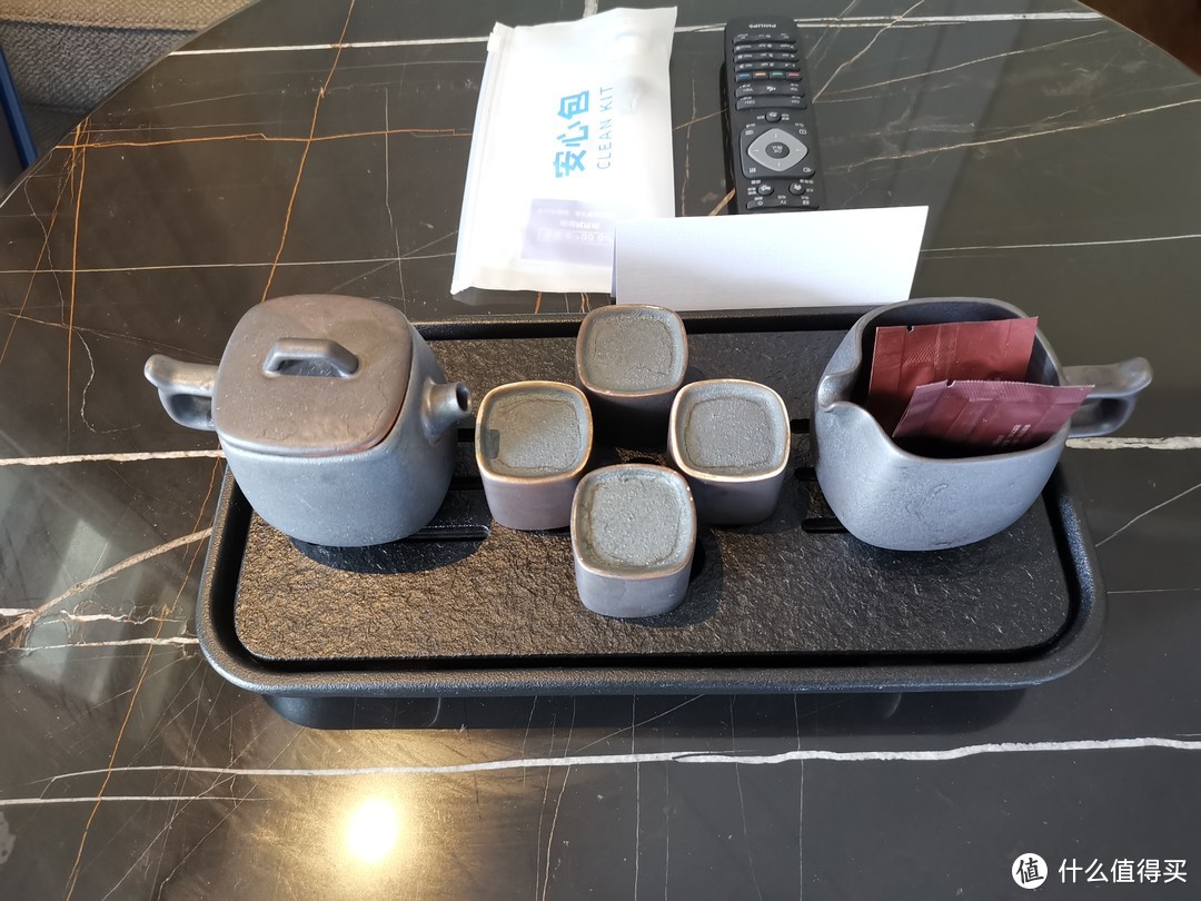 茶具，上面有茶叶