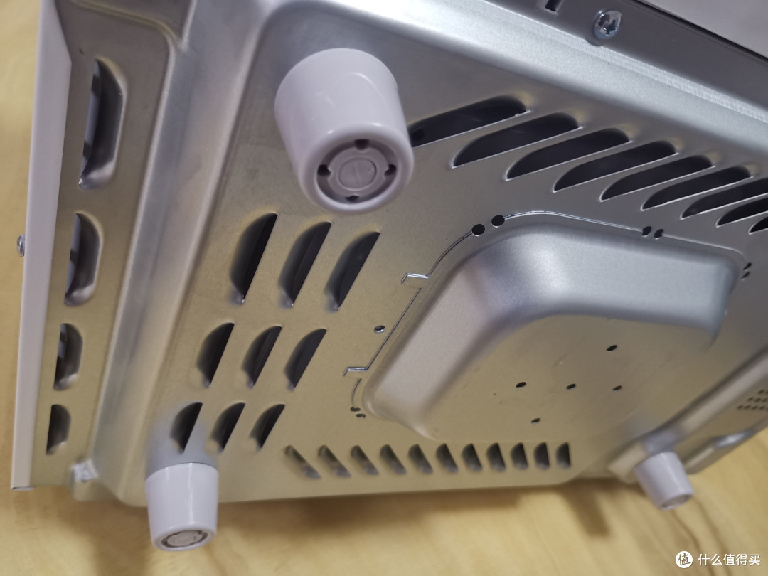 这种栅栏式的透气孔设计,让空气流动更流畅;从这个角度能看到这款微波